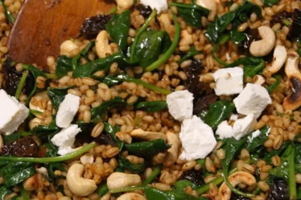 Kasza pęczak ze szpinakiem i suszonymi pomidorami