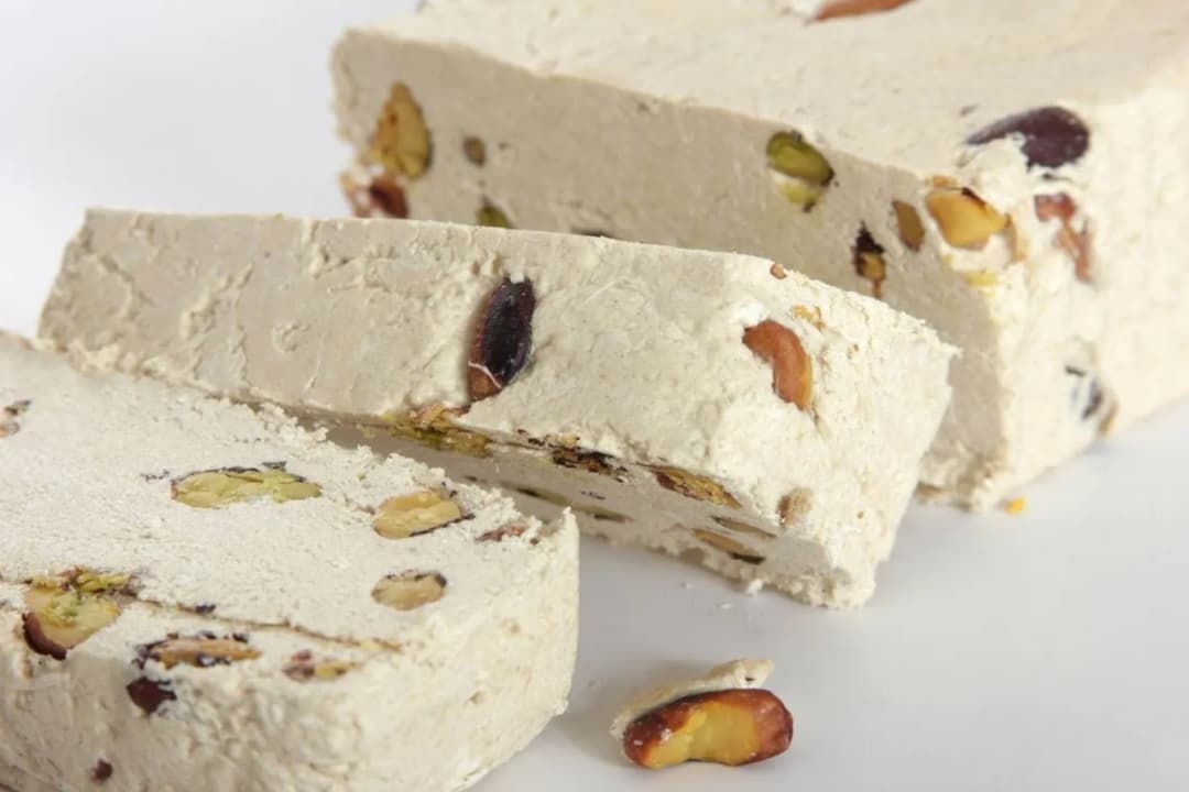 Czy chałwa jest zdrowa? Poznaj korzyści i zagrożenia z jej spożywaniem