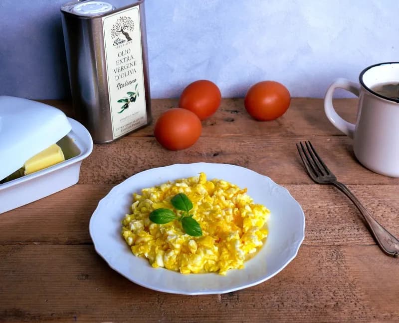 Czy jajecznica jest zdrowa? Poznaj jej wartości odżywcze i korzyści zdrowotne.