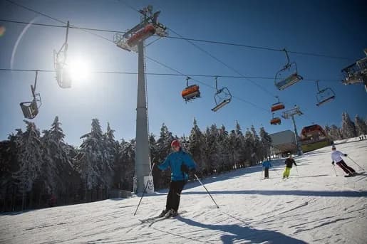 Gdzie na narty z dzieckiem blisko Warszawy? Odkryj idealne miejsca