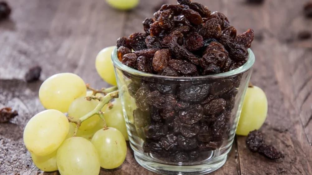 Czy rodzynki są zdrowe dla seniora i dziecka? Właściwości i przeciwwskazania