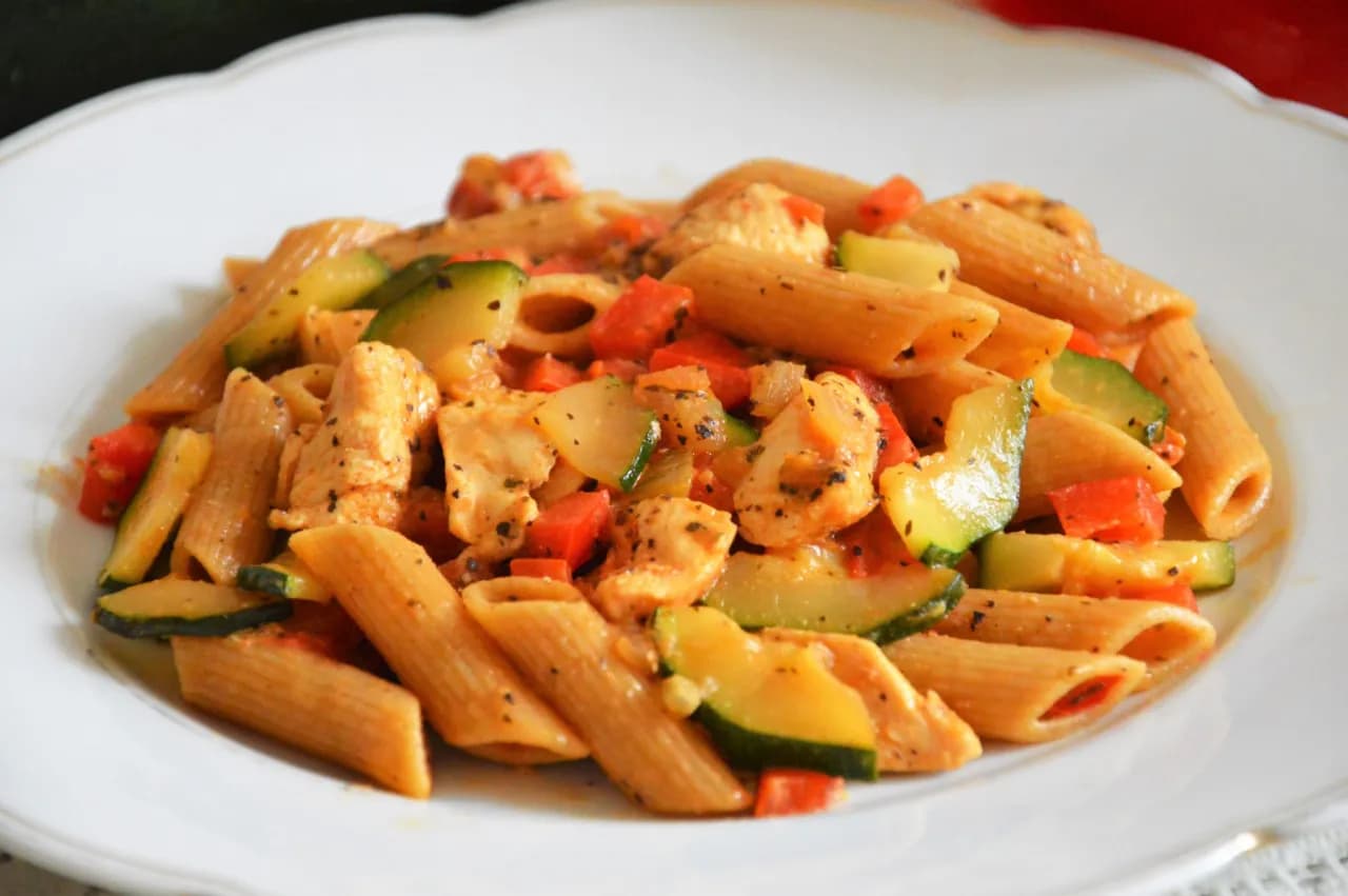 Makaron z kurczakiem i warzywami - przepis na pyszne danie obiadowe